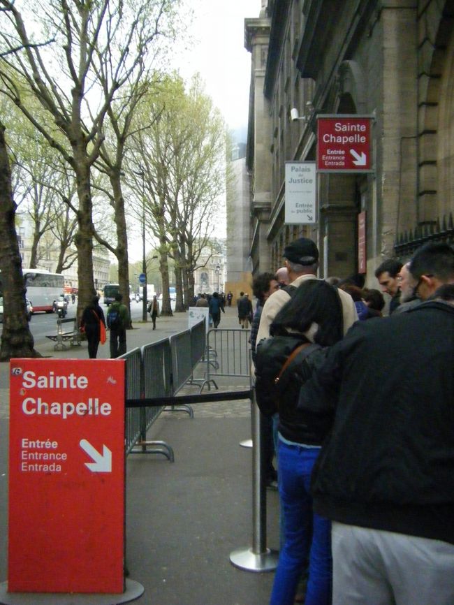 そのゴージャスな出口の左横にありました！<br />サントシャペルの入り口。<br /><br />先にノートルダム大聖堂に行こうかと思ったけど、まぁいっか！<br />そんなに並んでないし先にこっちに寄ろう！！<br /><br />この先の手荷物検査まで10分程並びます。
