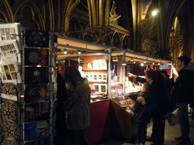 おみやげやさんも。<br /><br />ポストカードやユリの紋章が入ったクッションなんかも売っていました。