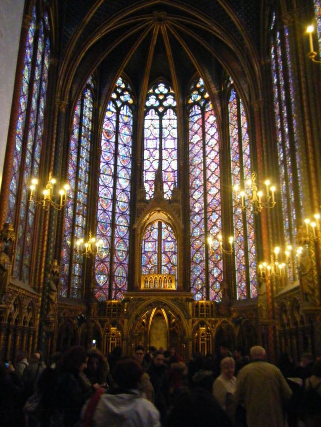 そして２階へ上がると・・・<br /><br />とっても幻想的なステンドグラスの世界・・・。<br /><br />１５のガラス窓にはアダムとイヴ〜キリスト復活までが１１１３の場面によって描かれています。<br /><br />よ〜く見るには双眼鏡がないと無理かもな〜。