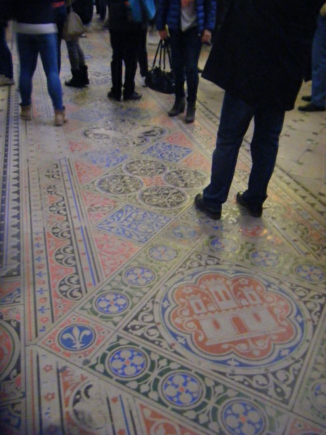 足元にもご注目！<br /><br />まるで絨毯を敷いたような綺麗な模様。