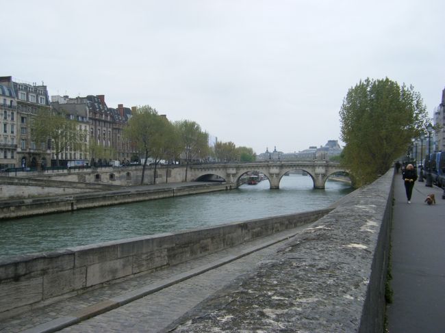 さて、お次は初めて訪れるコンシェルジュリー！<br /><br />ワクワク気分でセーヌ河沿いを歩きます。