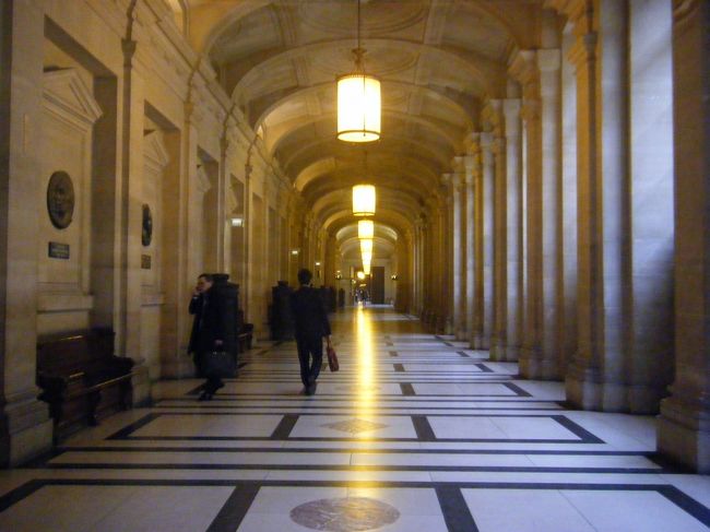 おおおおおおお！！<br />長ーい廊下。<br /><br />裁判所なんて日本でも行ったことないな〜。