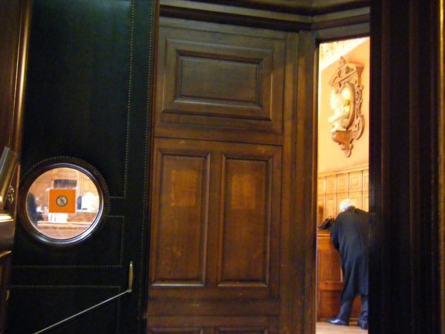 広〜い館内を歩き回っていると何やら人がたくさん！<br />真剣に話を聞いたり喋ったり・・・気になる・・・<br /><br />と、中から男性の方が「入っておいで〜」と言ってくれたので遠慮なくお邪魔しまーす！