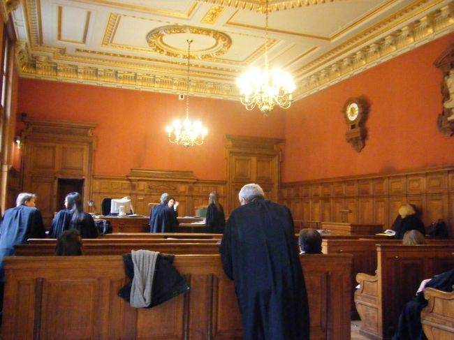 女性と男性が裁判官と何か話をしていました。<br /><br />これって、ちっちゃいけれども裁判なのかな？？<br /><br />傍聴席の中にはメモを取っている人もいました。