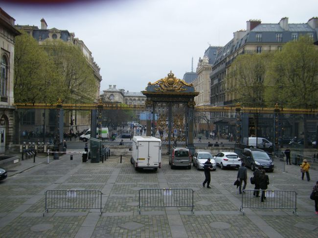 見学を終え外に出てみると、あれあれ！？<br />ここ、サントシャペルの出口と一緒！？<br /><br />最高裁判所はサントシャペルと同じ敷地内にあったんです！！