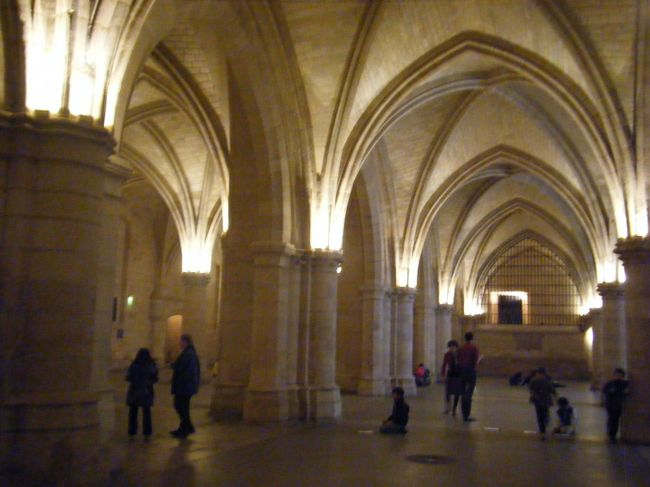 憲兵の間。<br /><br />地元の子供たちがデッサンに励んでいました。<br /><br />よく美術館なんかでも模写してる学生たちを見かけるけど、とっても羨ましい課外授業です。