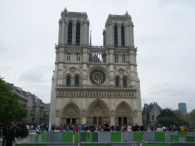 きたっ！！ノートルダム大聖堂。<br />何度も来たことあるけど、塔の上にのぼるのは初めてです。<br /><br />正面から並んでるのは大聖堂の中に入る人(無料)の列。<br /><br />上にのぼるには大聖堂向かって左側の入り口から入ります。<br /><br />