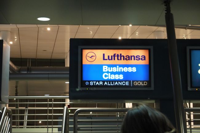 そしてやっとチェックインカウンターオープン。<br /><br />といってもビジネスクラスなのですぐにチェックイン出来た。<br />今回はお土産いっぱい買ったので重さはどこまでいってるか？と思ってたけど…カウンターの計り壊れてて何も表示されない。<br />この辺の緩さはポルトガルだなぁ…。<br />