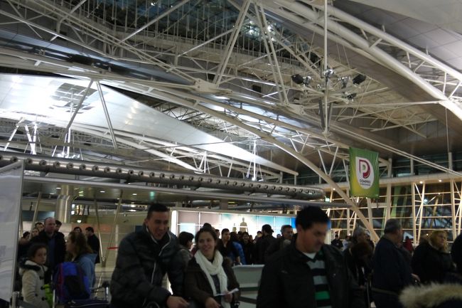 ということでチェックインカウンターに行ってみたけど…まだ開いてなくってエコノミーはかなりの人が並んでいた。<br />これを知ってるからあのフロントマンは早めの時間を勧めたのかな？<br />しかしよく考えたら…今回ビジネスなんだから並ぶ必要ないじゃん！<br />しまった…。<br />しかもチェックインカウンターはなかなか開かない。<br />これならホテルのシャトルバスで余裕だったよ。<br />くそ〜。<br />