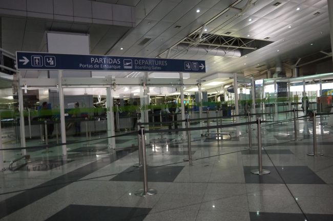 では出発ゲートに向かいましょうか。<br /><br />出国手続きをして…。