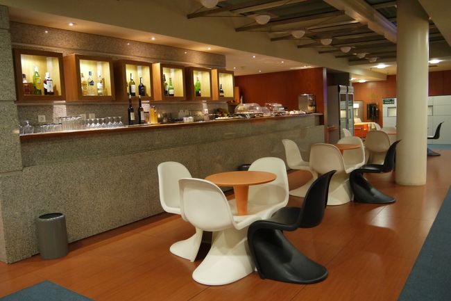 なかなかスタイリッシュな感じのラウンジ。