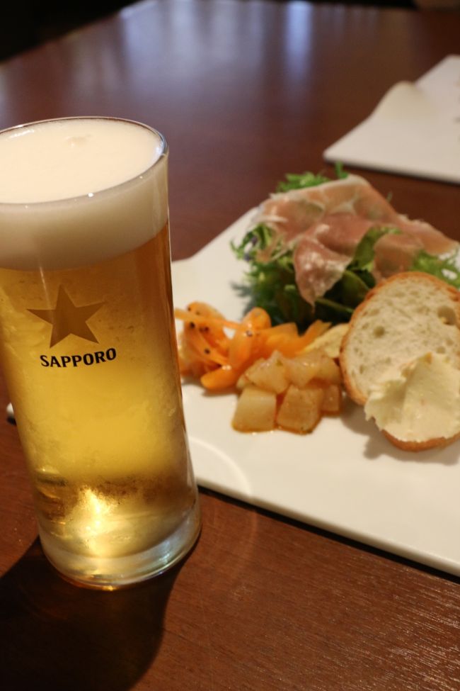 「トラットリア・ピアノ」（TRATTORIA piano）　<br /><br />　　　　　【ランチメニュー】<br /><br />ランチメニューには“アンティパストミスト”付き<br />サラダ・パルマ産生ハム・クロスティー二（イタリア語小さなトーストの意）・奈良産野菜の前菜2種