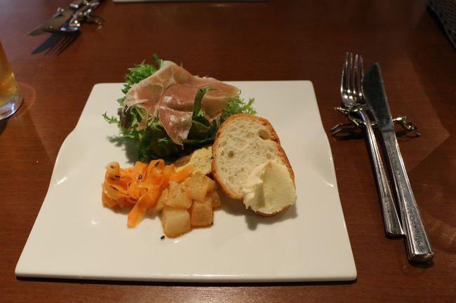 「トラットリア・ピアノ」（TRATTORIA piano）<br /><br />本日の“アンティパストミスト”<br /><br />◎　しゃきっとしたフレッシュサラダ<br />◎　パルマ産生ハム<br />◎　クロスティー二（フランスパンにちょっと甘めのオレンジの香りのペースト）<br />◎　奈良産野菜・ニンジンと大根のマリネ