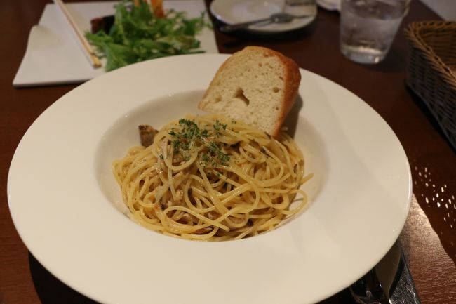 「トラットリア・ピアノ」（TRATTORIA piano）<br /><br />メインのお料理は、パスタとピザを頼んで二人でシェア♪<br /><br />“本日の土佐清水直送のお魚（さわら）入りソースのスパゲッティ”（自家製フォカッチャ付き）