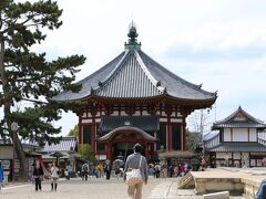 「興福寺　南円堂」（重要文化財）

西国三十三所観音霊場第九番札所
八角円堂で、八角の一面は6.4ｍ　本瓦葺き
「北円堂」（国宝）とともに「興福寺」最古の建物

「猿沢池」からも見える　とてもフォルムの美しい建物です。

この日はてくてく巡りたいところがいっぱい。。
なので「国宝館」はまたの機会に…。
（ElliEさんは東京での興福寺創建1300年記念「国宝　阿修羅展」見学済み） 