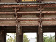 「東大寺　南大門」（国宝）

入母屋造り（いりもやづくり）の二重門
門の高さは約25.5ｍ　国内最大の山門です。