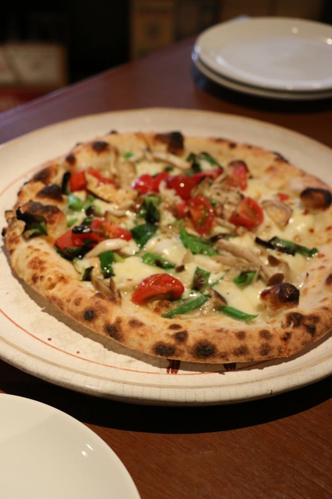 「トラットリア・ピアノ」（TRATTORIA piano）<br /><br />薪窯ナポリPIZZA（ピッツア）　大和<br /><br />大和野菜のたっぷり乗ったこのお店オリジナルのPIZZA（ピッツア）<br /><br />