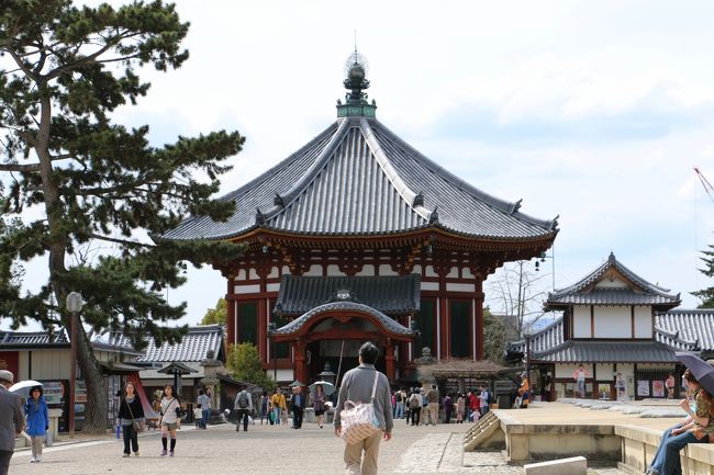 「興福寺　南円堂」（重要文化財）<br /><br />西国三十三所観音霊場第九番札所<br />八角円堂で、八角の一面は6.4ｍ　本瓦葺き<br />「北円堂」（国宝）とともに「興福寺」最古の建物<br /><br />「猿沢池」からも見える　とてもフォルムの美しい建物です。<br /><br />この日はてくてく巡りたいところがいっぱい。。<br />なので「国宝館」はまたの機会に…。<br />（ElliEさんは東京での興福寺創建1300年記念「国宝　阿修羅展」見学済み） 