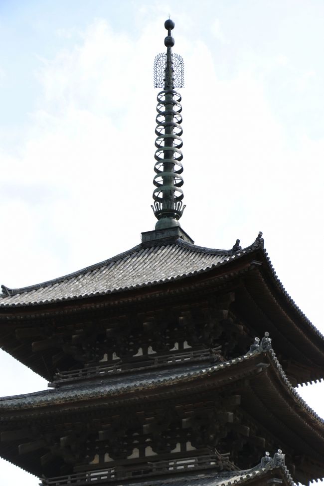 <br />「興福寺　五重塔」<br /><br />繊細な細工の『相輪（そうりん）』<br /><br />古代インドにおいて仏舎利（釈迦の遺骨）を祀るために<br />紀元前3世紀頃から造られ始めたストゥーパに起源をもつ（Wikipediaより）<br />