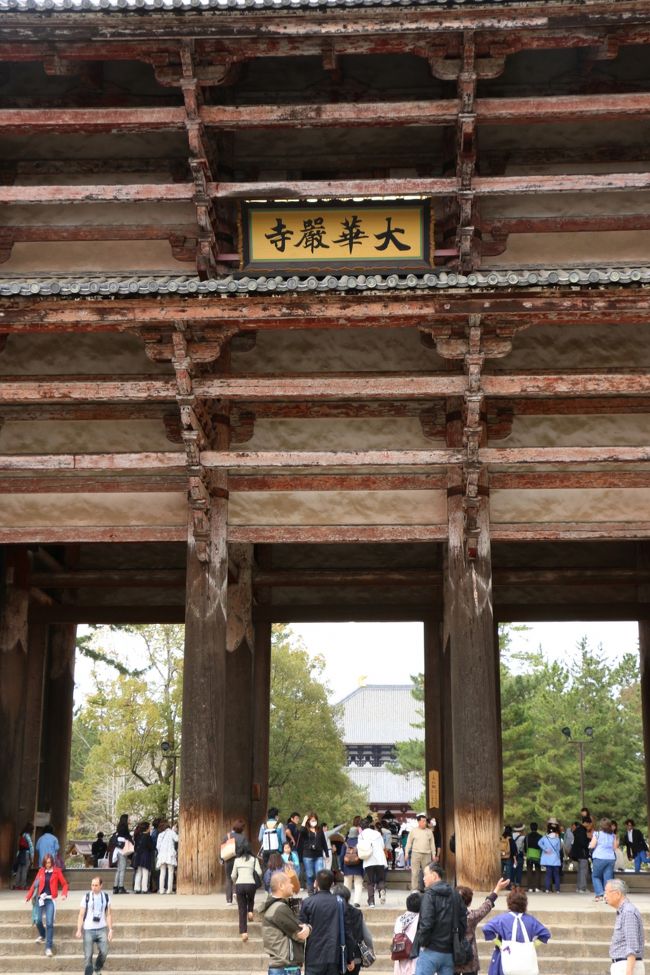 「東大寺　南大門」（国宝）<br /><br />入母屋造り（いりもやづくり）の二重門<br />門の高さは約25.5ｍ　国内最大の山門です。