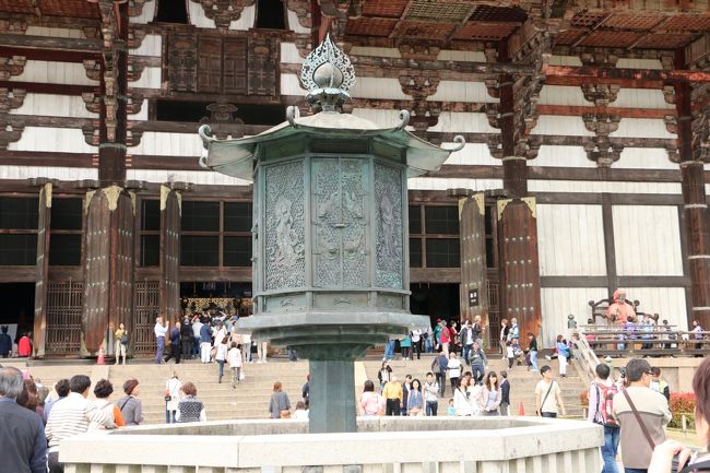 「大仏殿」正面にある「金銅八角燈籠」（国宝）<br /><br />大仏の“開眼法要（かいげんほうよう”）が行なわれたのは752年。<br />この灯籠（とうろう）は“開眼法要”とほぼ同時期に制作されました。<br />高さ4.6ｍ　国内に残る銅燈籠では、最大最古のものだそうです。