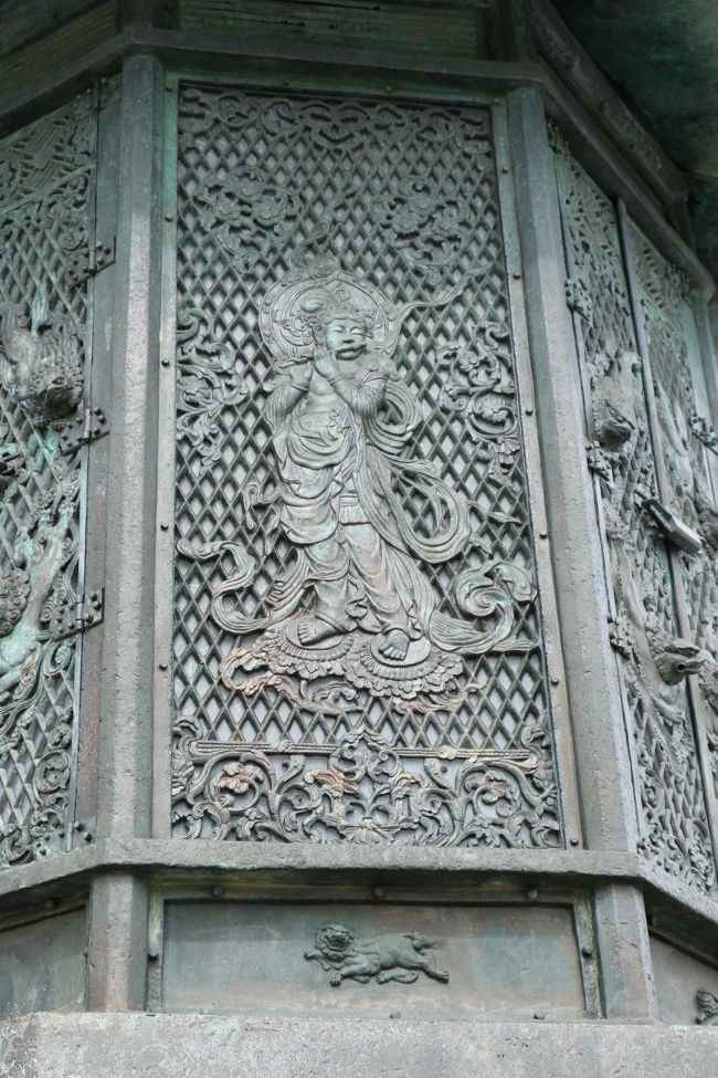 「東大寺　大仏殿」「金銅八角燈籠」（国宝）<br /><br />横笛を奏する『音声（おんじょう）菩薩』と呼ばれる天女像の浮き彫りが美しい。。。<br /><br />（この西南面の横笛を奏する『音声菩薩』様と西北面の縦笛を奏する『音声菩薩』様は建造当初の羽目板）<br /><br />他にも竽（う）・銅跋子（シンバル）・縦笛を奏じる天女像が四面に彫られています