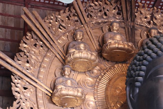 「東大寺　大仏（盧舎那仏像）」<br /><br />仏身から放たれる光を表している大仏さまの後ろの『光背（こうはい）』<br /><br />仏さまが沢山いらっしゃいます。。