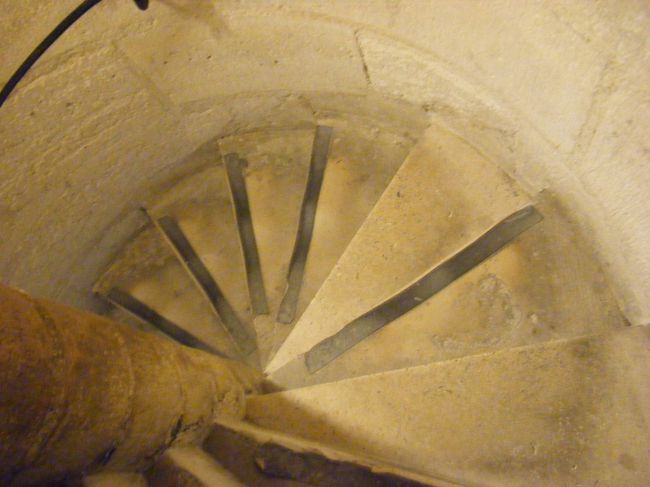 ４０分ほど並んでや〜っと中に入ることが出来ました！<br /><br />３８７段のこの狭く長〜い螺旋階段を上ります。<br /><br />これが、本当にキツイ。(街歩きした後は特にキツイ…)<br /><br />朝１０時から入場できるので朝イチ行くのがオススメです。！！