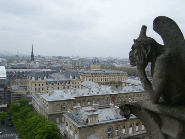 シメールたちはいつもここから素敵なパリの街を眺めてるのか〜。<br /><br />