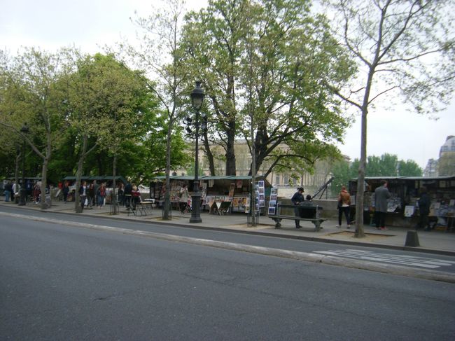 シテ島から徒歩でオルセー美術館に向かいます。<br /><br />セーヌ河沿いを３０分ほどの道のりですが、<br /><br />ブキニストや・・・