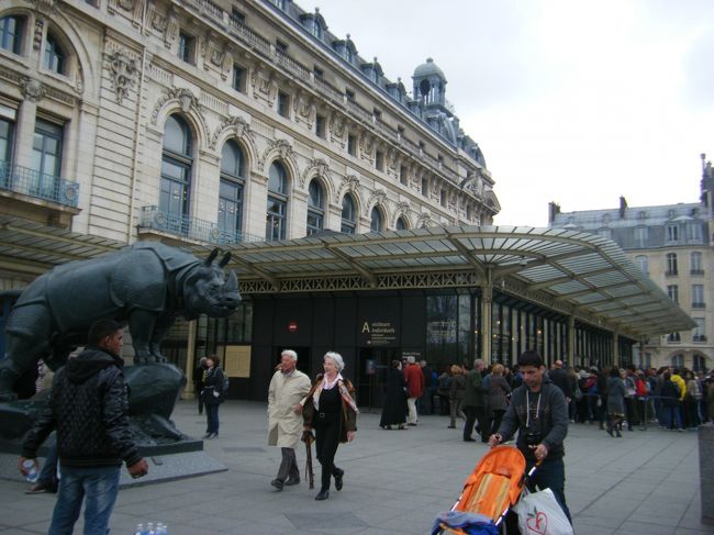 着いた！着いた！！<br /><br />わぁ〜でもここも並んでる〜！！<br /><br />約３０分ほど待ちます。<br />その間に観たい絵画がどのあたりにあるのか、持ってきたガイドブックで予習、予習。