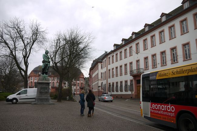 シラー通りへ。<br /><br />