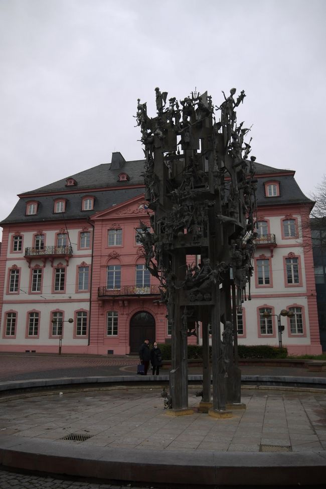 シラー広場の変なモニュメント。<br /><br />