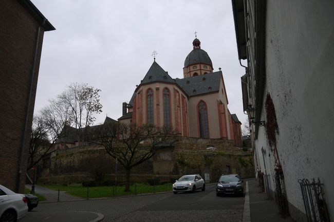 シラー広場からはここで迷ったら命取りになると慎重に道を確認しながら進むと目的のザンクト・シュテファン教会が見えた！<br />