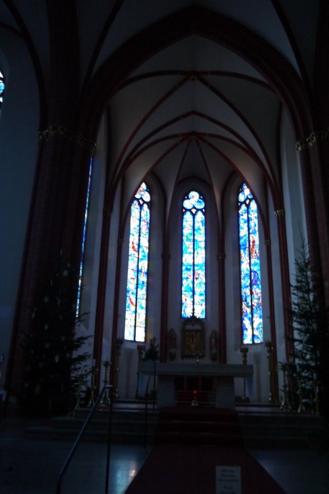 ここ、ザンクト・シュテファン教会はシャガールのステンドグラスがあることで有名な教会。<br />このステンドグラスを見に来ているのであろう観光客が教会にはいっぱいいてた。<br />