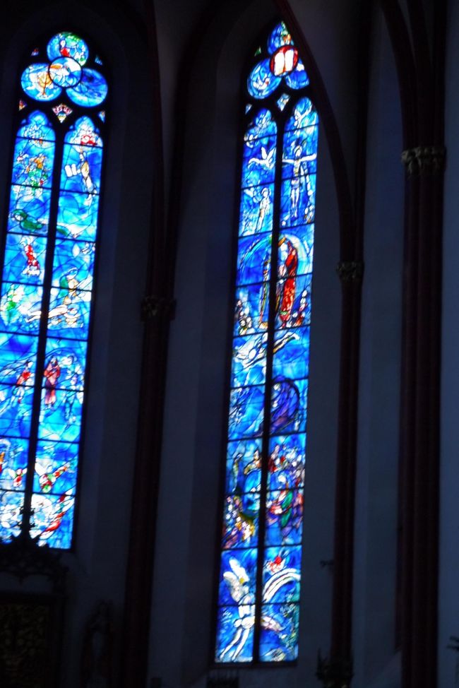 青のステンドグラスで囲まれた空間は不思議な雰囲気。<br /><br />