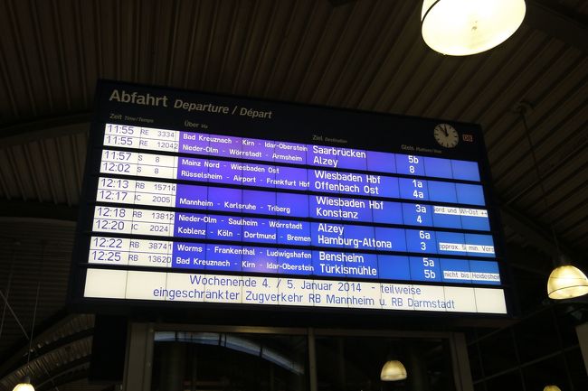 案内板でホームをしっかり確認。<br /><br />