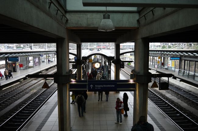 無事にホーム到着。<br />フランクフルト空港行きの電車なのでホームには大きな荷物を持った人がいっぱい。<br />