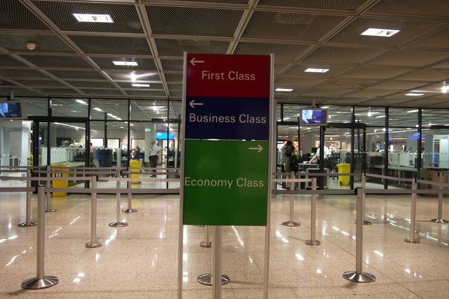 入国審査に大行列が出来る事の多いフランクフルト国際空港。<br />しかしこの日はガラガラ。<br />この入国審査のことも考えて時間計算してたので拍子抜け。<br />優先レーンを利用するまでもない感じ。<br /><br />