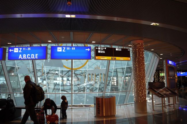 再び案内板を見てもまだ搭乗手続きは始まっていない。<br />これならラウンジにいく時間あるな、ということでラウンジへ。<br /><br />