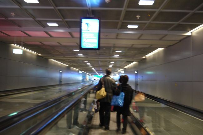 ホットドッグ食べ終わったらちょうど搭乗時間になったのでゲートへ向かう。<br /><br />