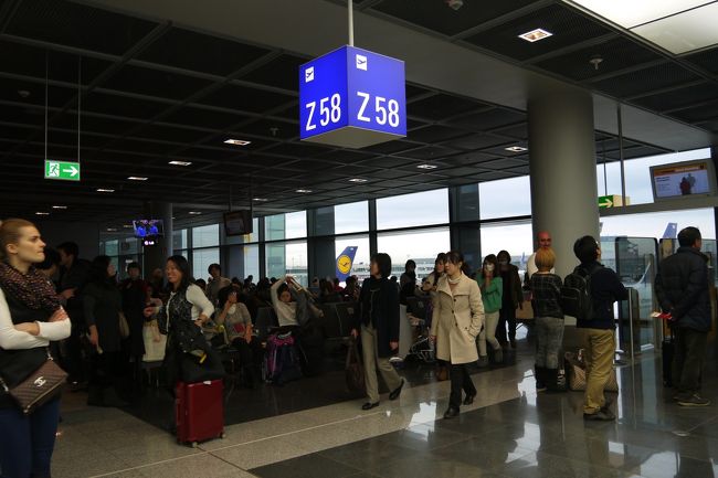 搭乗予定時刻を過ぎていたけどまだ搭乗手続きは始まっていない様でゲートは人でいっぱい。<br /><br />