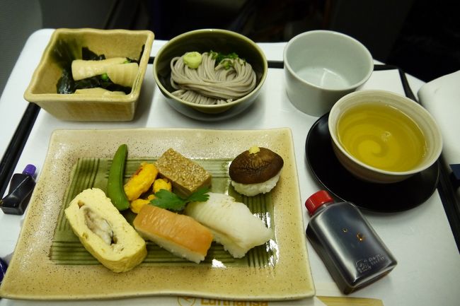 食事は和食を選択。<br />まずはお寿司から。<br />まあまあかな。<br />お蕎麦があったのでいつものくせでお蕎麦に直接おつゆをかけてしまってから横におつゆ入れがあるのに気づいた^_^;<br />入れ物は違うけどお蕎麦の味はエコノミーと一緒（笑）<br />