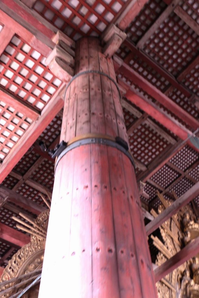 <br />「大仏殿」は２度に渡って消失され、現存する「大仏殿」は江戸時代に再建されたもの。<br />大仏さまばかりに目がいきがちですが、柱の造りや天井も美しいです。。