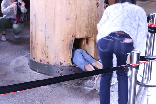 「大仏殿」<br /><br />奥の柱に四角い穴があいています。この穴の大きさは大仏さまの鼻の穴の大きさと同じ。この穴をくぐると無病息災のご利益があると言われています。<br /><br />なかなかの人気で、この穴をくぐる為の列もできる程です。