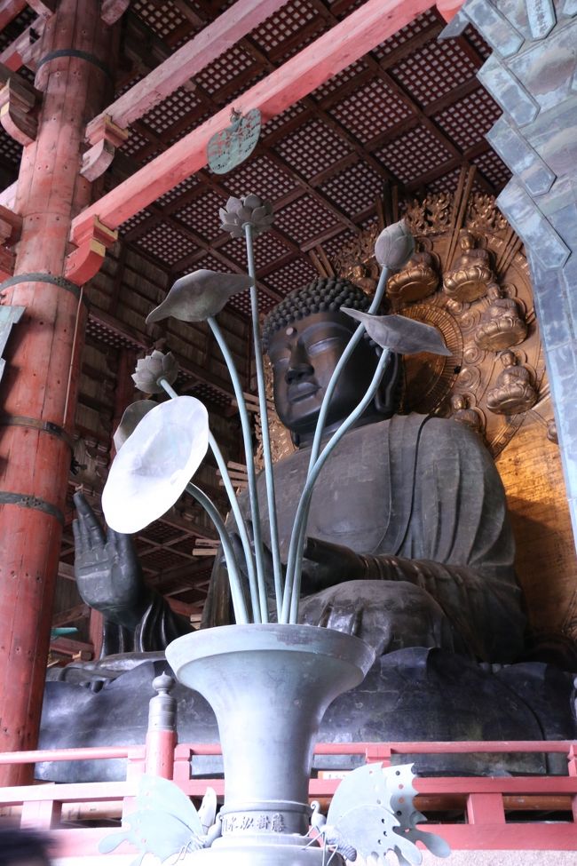 「東大寺　大仏（盧舎那仏像）」<br /><br />奈良天平時代に造立され、大々的に開眼供養会が行なわれた大仏様ですが<br />平安時代に入ると東大寺の伽藍の各所で荒廃が見られる様になってきます。<br />大仏様に亀裂が入ったり、地震で頭部が転落するなどの災厄にも見舞われます。荒廃し始めた東大寺でしたが、11世紀中頃になると改善され、大仏殿の大改修も行なわれました。<br />しかし、その後平安時代の平重衡による南都焼き討ち（「平家物語」にも記載あり）、更には戦国時代の焼き討ちによる大仏殿炎上。大仏様には覆いもなく、雨ざらしの状態で数十年元禄再興までおかれた時期もありました。そして、元禄の東大寺再興が行なわれます。<br />