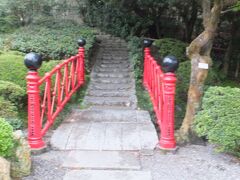 高知の観光名所に「はりまや橋」。

歴代のはりまや橋のうち、明治41年から昭和4年まで架設されていた橋が敷地内に保存されていました。
現在は、レプリカとして園内に名残りをとどめています。