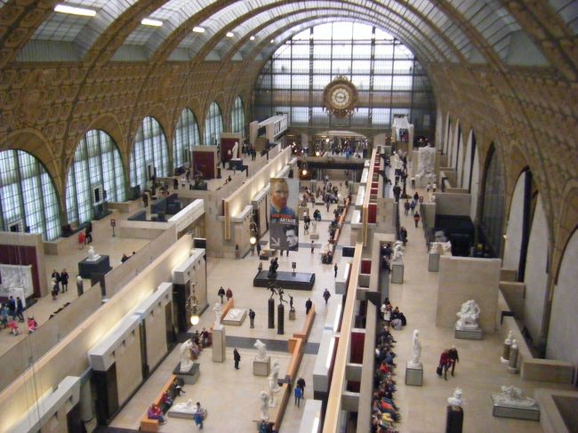 元々はオルレアン鉄道のオルセー駅だったところ。<br /><br />かつてはここに線路が通っていたそうな！<br /><br />絵画の写真撮影は禁止でした。<br /><br />モネ、ルノワール、ゴッホなどの名画を観ることができます。