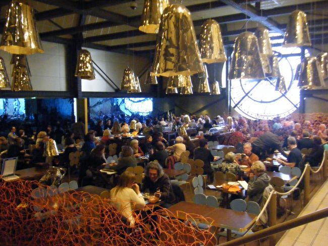 オルセーのシンボル大時計の裏側はレストラン。<br /><br />Le Cafe des Hauteurs(ル・カフェ・デ・オートゥール)<br /><br />大時計や照明もお洒落だけど、イスのデザインの面白さに目を奪われた！