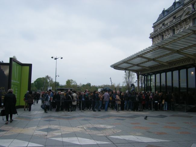 オルセー美術館をあとに続いてオランジュリーに。<br /><br />もうこの辺りでそろそろ体力にも限界が・・・<br />オランジュリーは前にも行ったし、今回はもうやめようかな・・・。<br />いや、やっぱりモネの「睡蓮」観たい！！<br />この気持ちが勝って今日の〆に行くことにしました。<br /><br />美術館を出ると私が来た時よりもすごい列に！！<br />夕方１６時ごろだったと思うけど、一日中こんな感じで行列なんでしょうね。<br /><br />